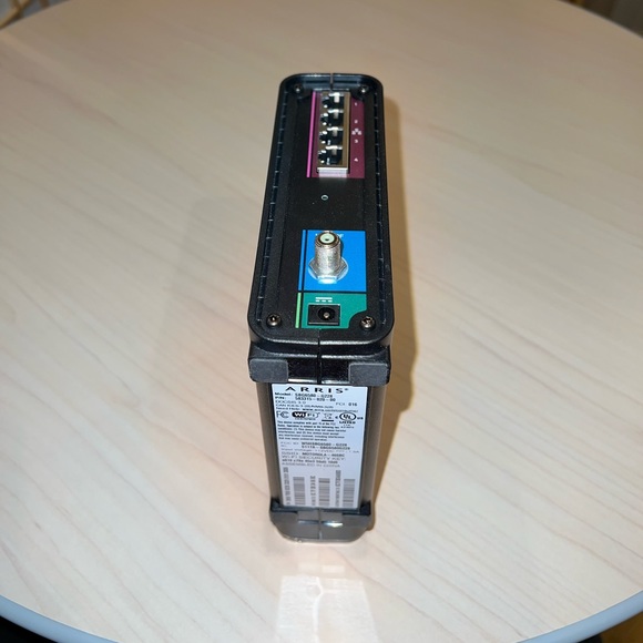 Motorola ARRIS SURFboard Cable Modem & Wi-Fi 2.4GHz + 5GHz Dual Band Router - Picture 14 of 15